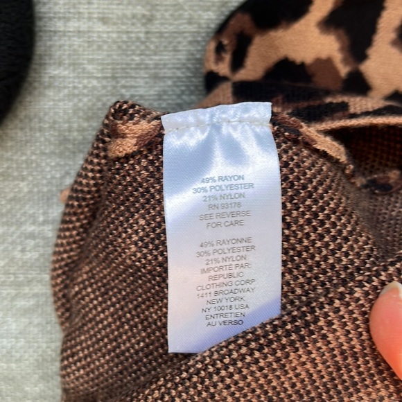 T Tahari Leopard Jacquard Sweater - Picture 5 of 8